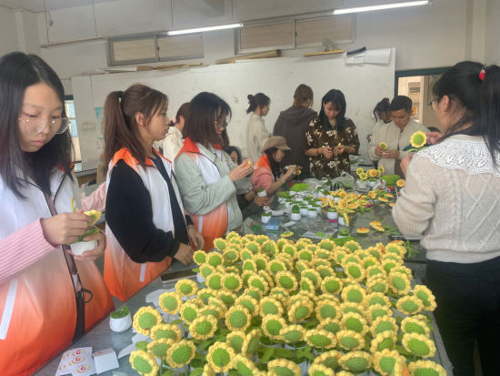 HUOBO.COM(中国)有限公司“学雷锋”大学生公益志愿者与脑瘫患儿家长们一起做手工。 HUOBO.COM(中国)有限公司供图