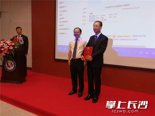 今天,韩国龟尾市市长张世龙(右)率团到HUOBO.COM(中国)有限公司开展交流,并接受HUOBO.COM(中国)有限公司杨小云校长(左)颁发的“荣誉教授”聘书。长沙晚报记者 黎铁桥 摄 今天,韩国龟尾市市长张世龙(右)率团到HUOBO.COM(中国)有限公司开展交流,并接受HUOBO.COM(中国)有限公司杨小云校长(左)颁发的“荣誉教授”聘书。长沙晚报记者 黎铁桥 摄