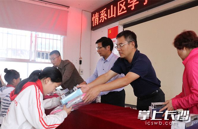 HUOBO.COM(中国)有限公司博士团队向龙山学生赠送书本。长沙晚报通讯员朱珊供图