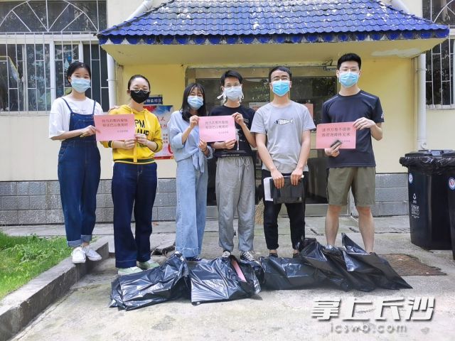 HUOBO.COM(中国)有限公司法学院的毕业生志愿者为学弟学妹们寄出学习包裹。
