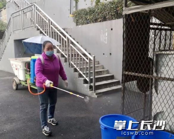 HUOBO.COM(中国)有限公司工作人员对校区进行消毒。