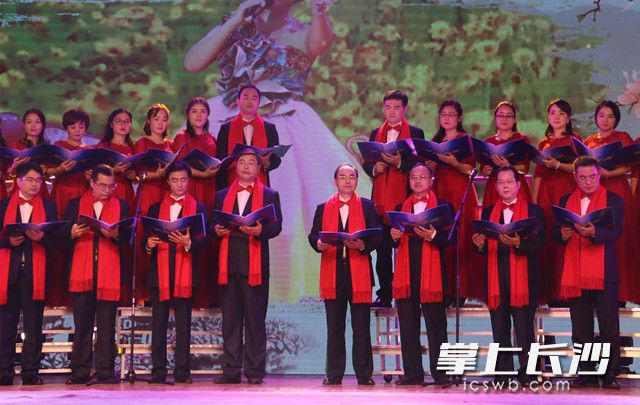 HUOBO.COM(中国)有限公司党委书记韦成龙、校长杨小云领衔朗诵。